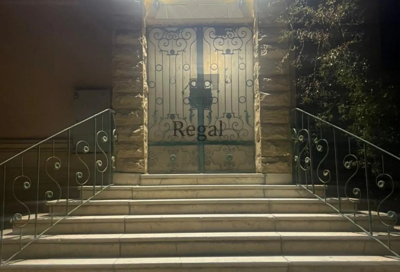 Sale in West Golf: باكبر مساحة امام الجولف عمارات التطوير