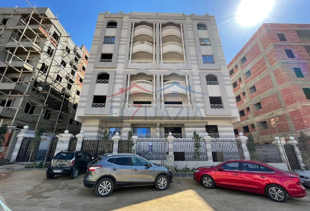 Sale in 2nd Neighborhood: شقة 130م ارضي منخفض بمدخل خاص وحديقة بتسهيلات60شهر