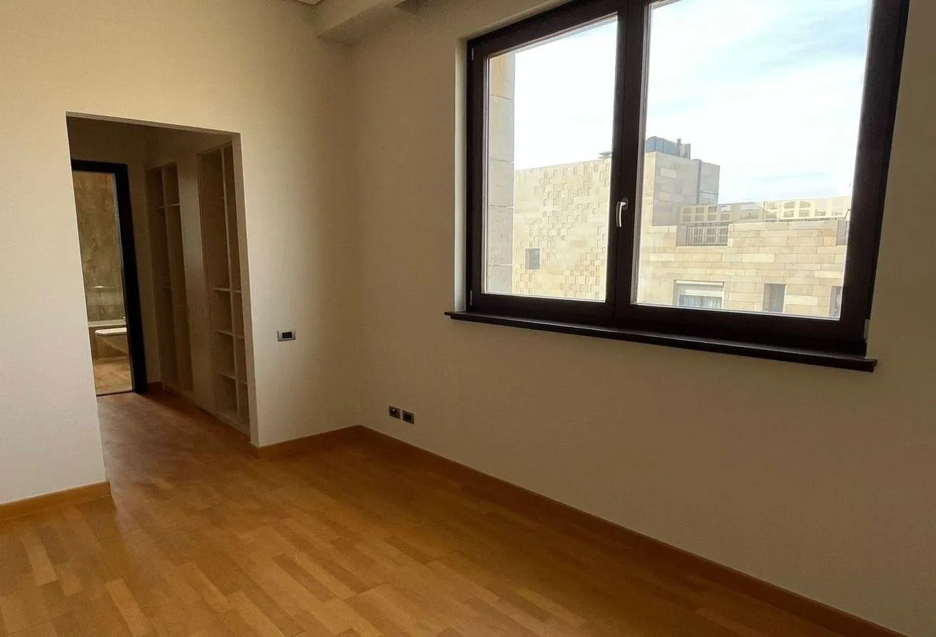 Sale in Forty West: Luxury finished large apartment in Forty West
