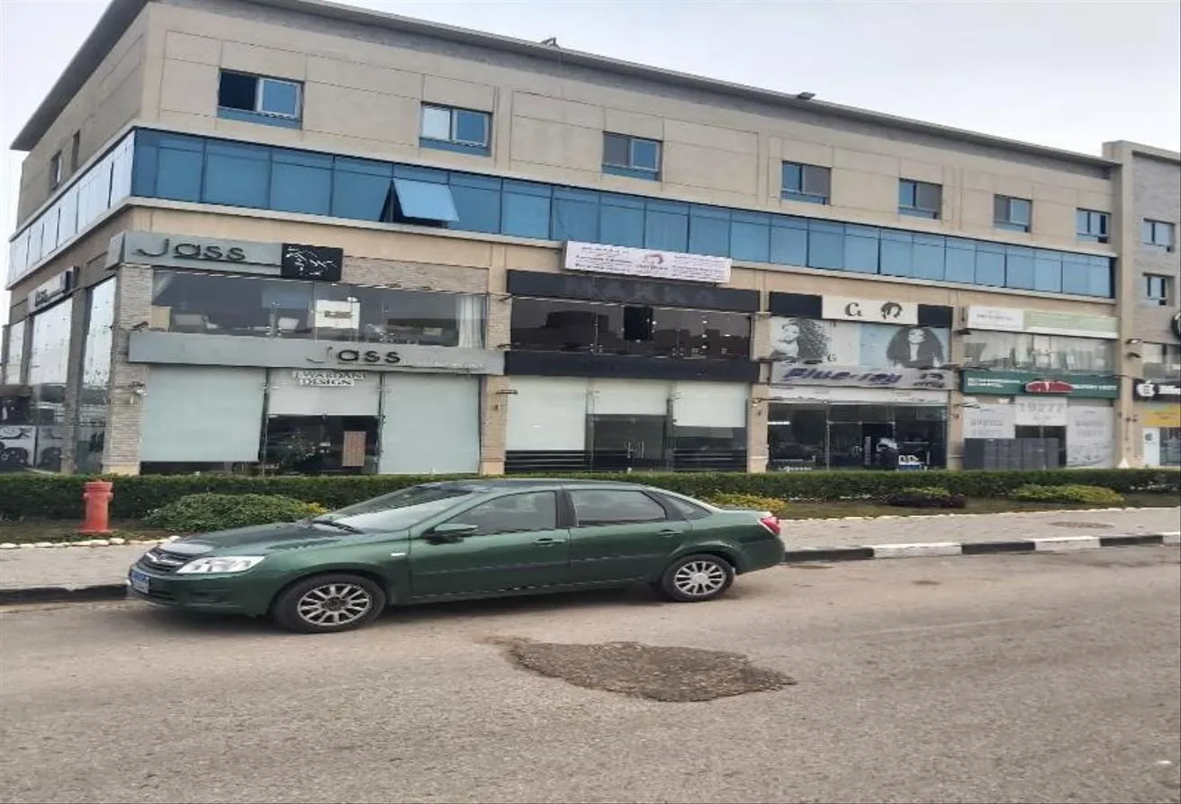Rent in Beverly Hills Road: مكتب ادارى يصلح عياده او شركه بمول بالشيخ زايد