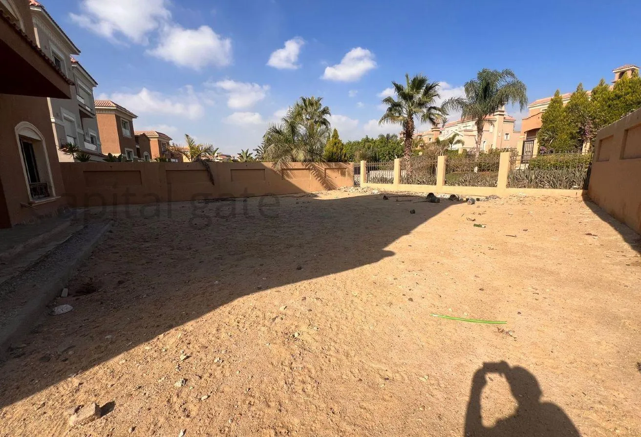 Sale in Les Rois: Luxury standalone villa below market price.