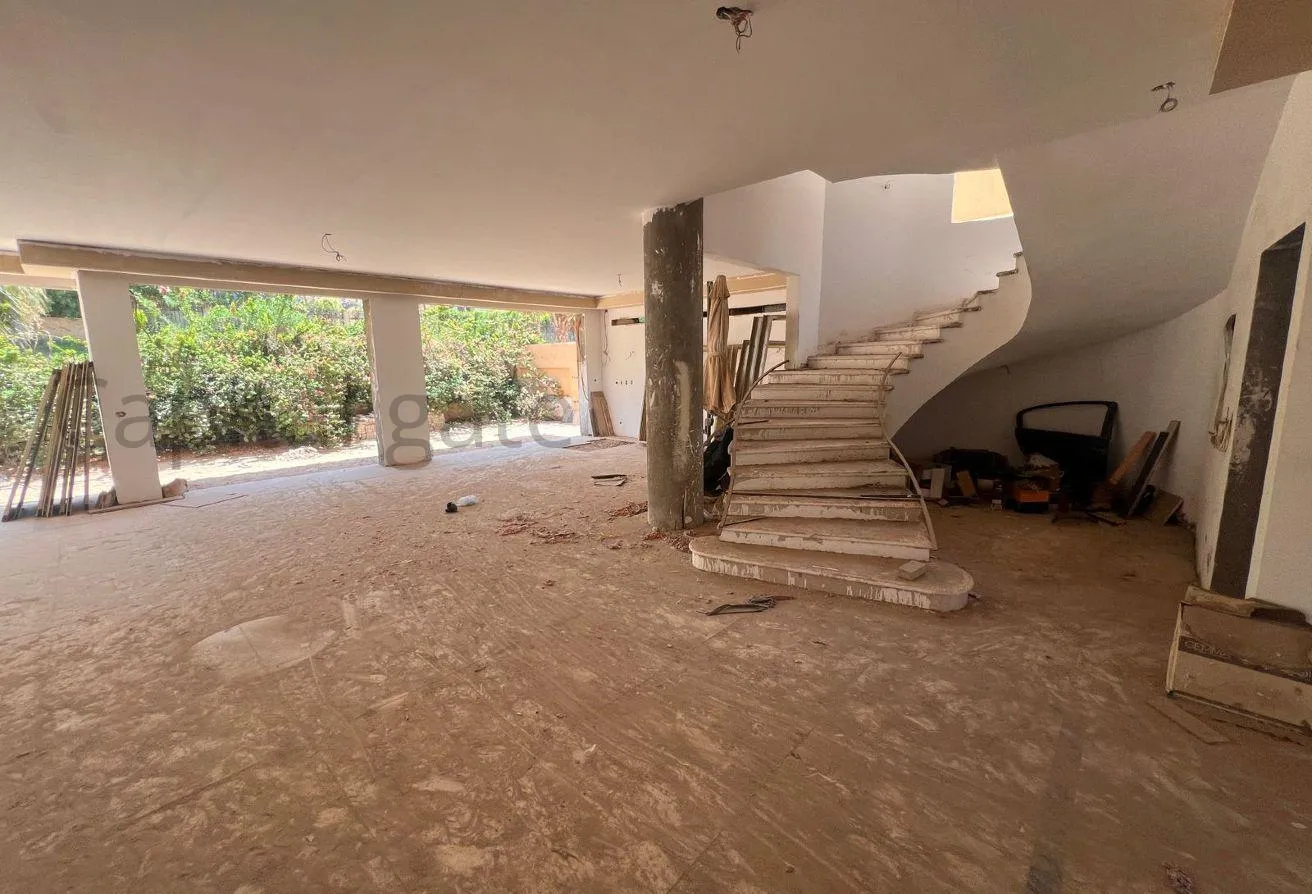 Sale in Les Rois: Standalone villa in a prime location next to AUC