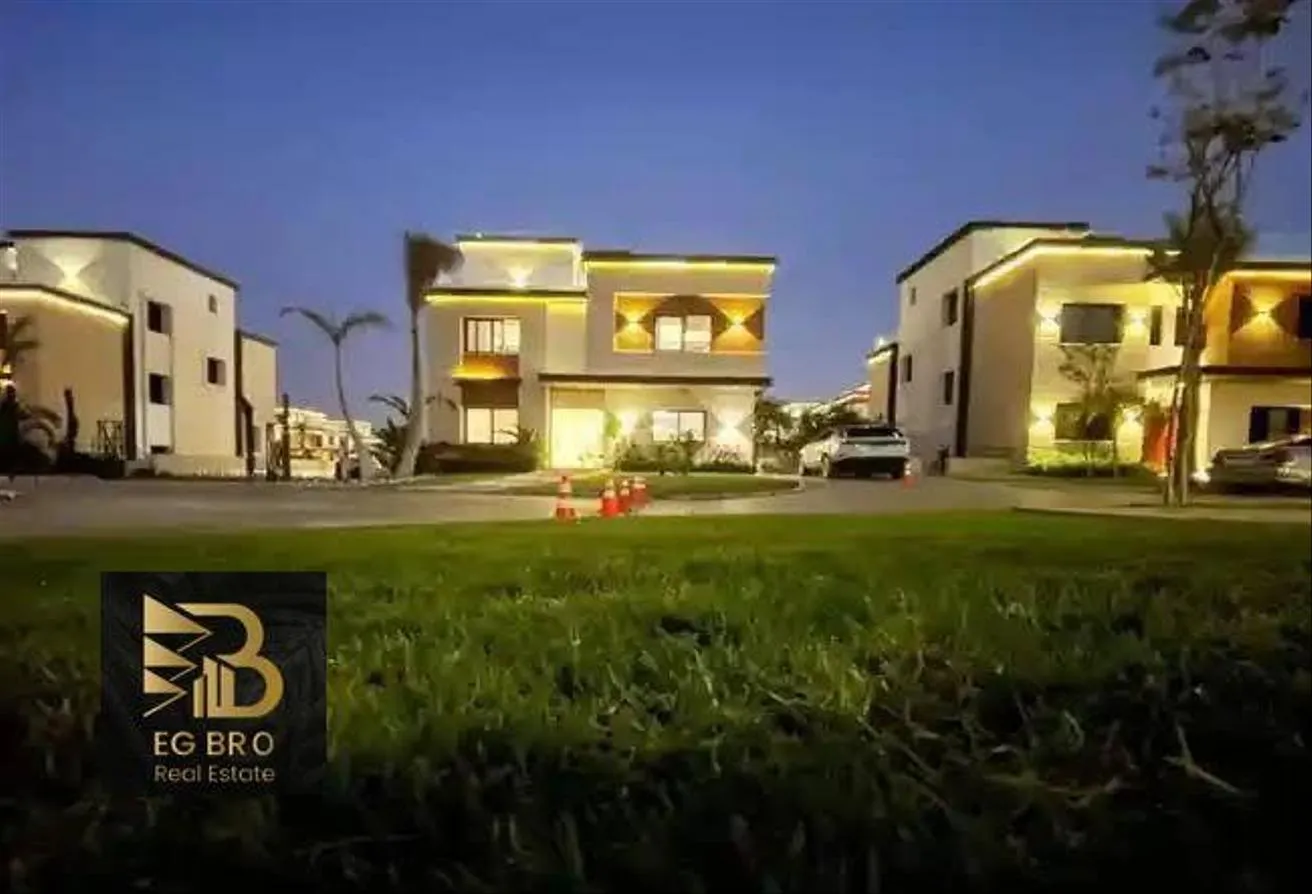 Sale in Mostakbal City Compounds: فيلا للبيع في القاهره الجديده بتمن شقه