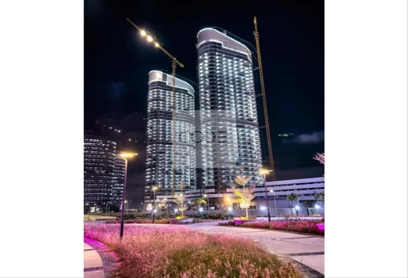 Sale in North Edge Towers: دور فوق20-فيو بحر وبحيره-مكان بالجراج-تقسيمه مميزه
