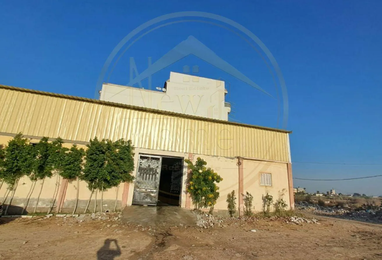 Sale in Ring Road: فرصة للاستثمار بعائد شهري، مخزن به جزء اداري للبيع