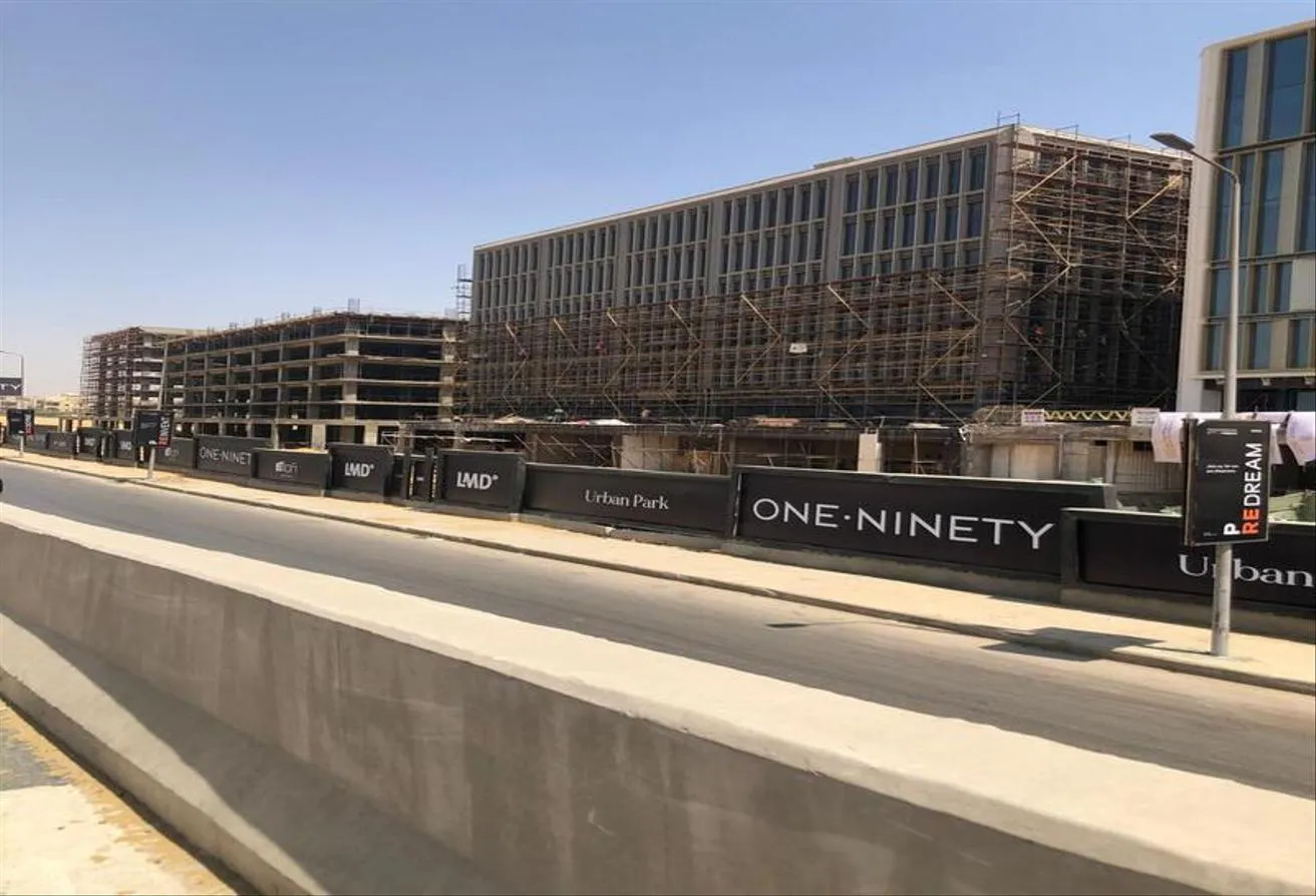 Sale in One Ninety: RTM Retail in One 90 Mall in the 90's Street