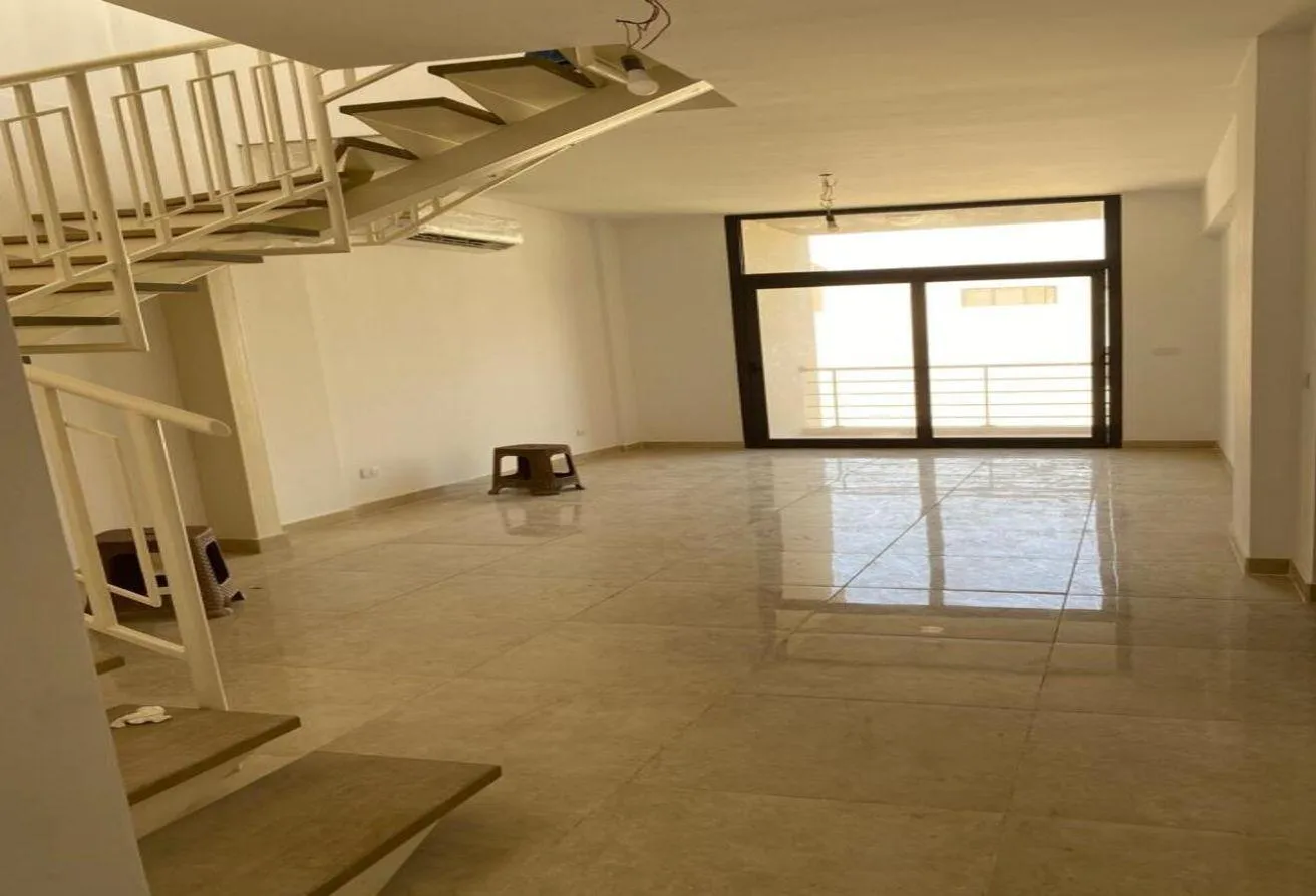 Rent in Fifth Square: Penthouse for rent in Fifth Square with kitchen