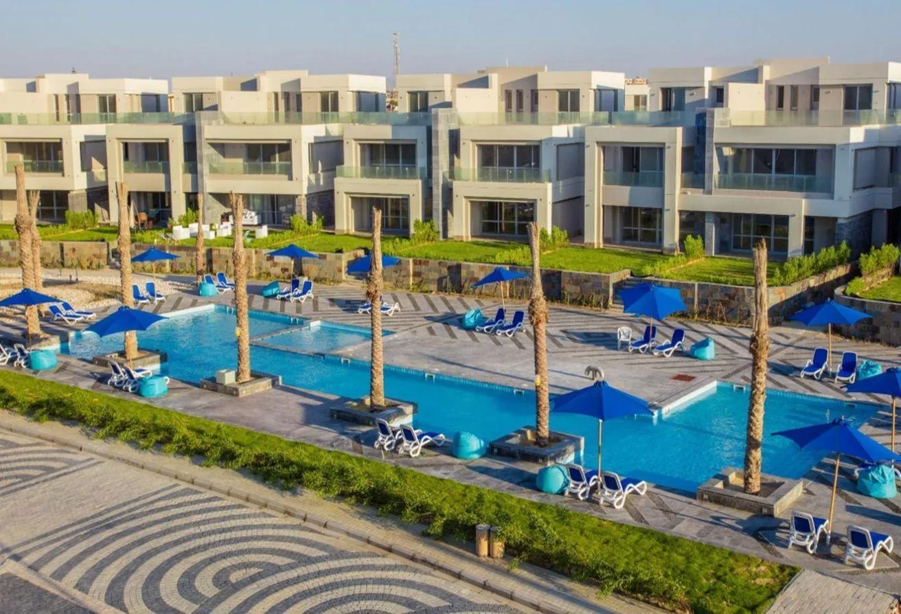 Sale in La Vista Bay: Ready to move villa first row, on the sea DP 25%