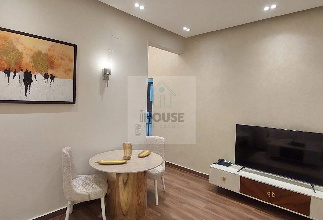 Rent in West Golf: شقة للإيجار ١٠٠ م غرفة نوم واحدة كمبوند غرب الجولف
