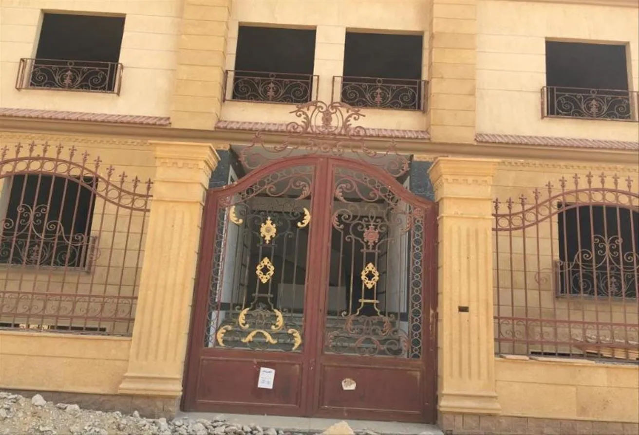 Sale in El Yasmeen 7: فيلا على حديقه بالياسمين 7 مبنيه بالكامل على شقتين