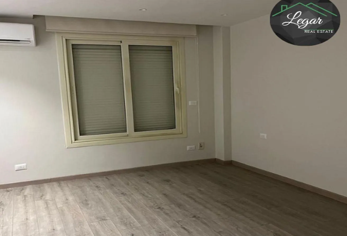 Sale in Jewar: Apartment for SALE at compound jiwar 185m