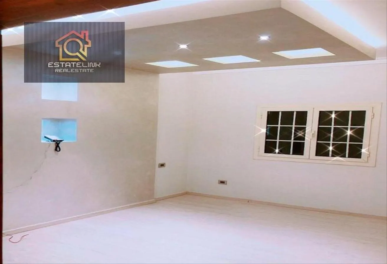 للايجار في ميدان الياسمين: بحديقه خاصه بالمطبخ والتكيفات والدريسنج روم 