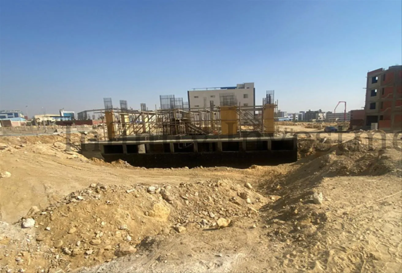 Sale in The Industrial Zone: للبيع مبنى مخزن في المنطقة الصناعية في التجمع