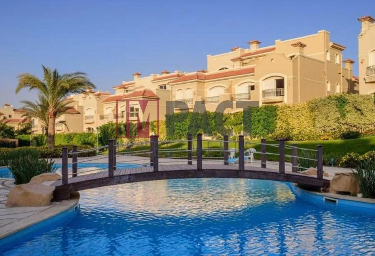 البيع في الباتيو 5 ايست: فيلا تاون بأميز لوكيشن في الشروق جاهزة للسكن 