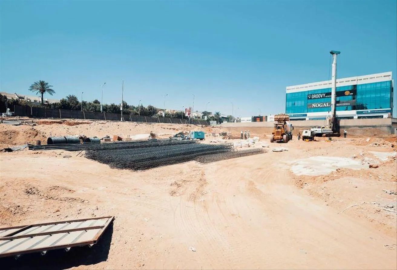 البيع في اركان بلازا: محل دور ارضي+مساحة خارجية بجوار سعودي امتداد اركان 