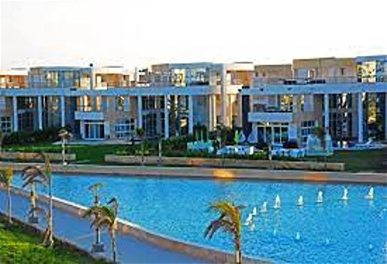 Sale in Marseilia Beach 4: شاليه ارضي بجاردن في مرسيليا بيتش 4 فيو حمام سباحة