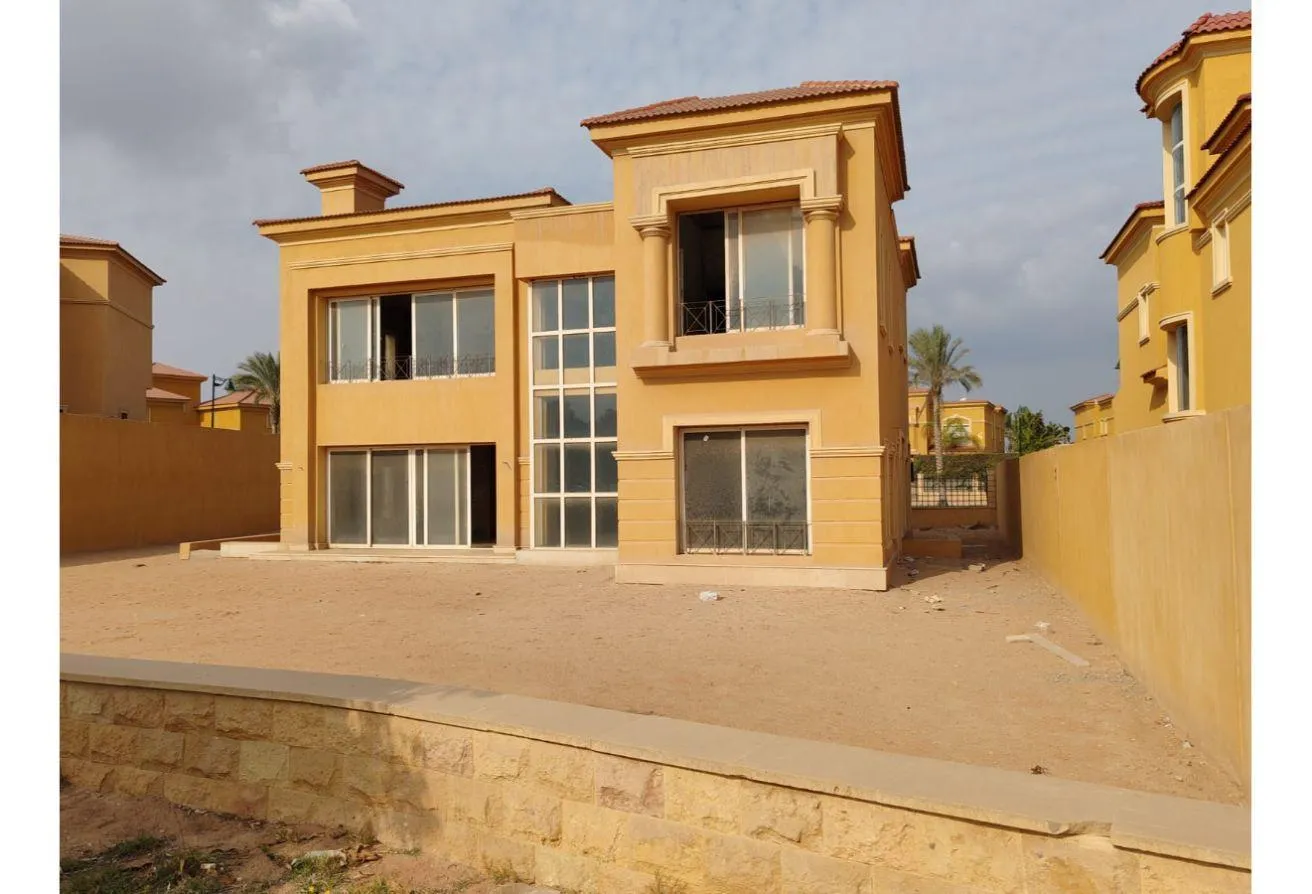 Sale in Royal Meadows: فيلا ستاند الون بكمبوند رويال ميدوز لوكيشين مميز