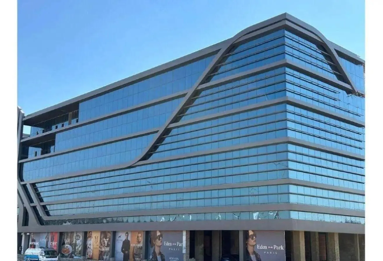 Sale in Lafayette mall: A store in the promenade and shopping area