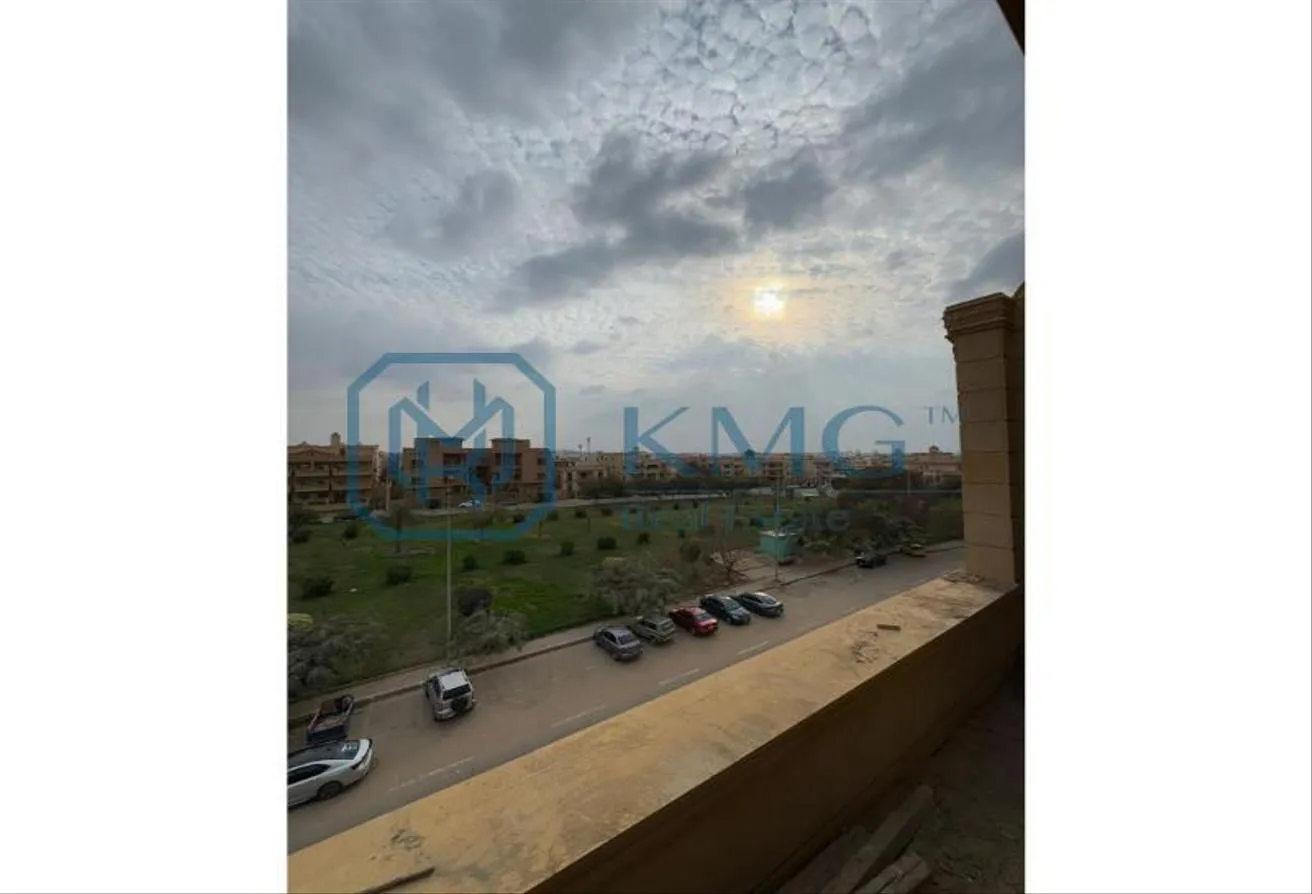 Sale in El Yasmeen 8: شقه لقطة للبيع بالياسمين 8 تشطيب التراسوبرلوكس