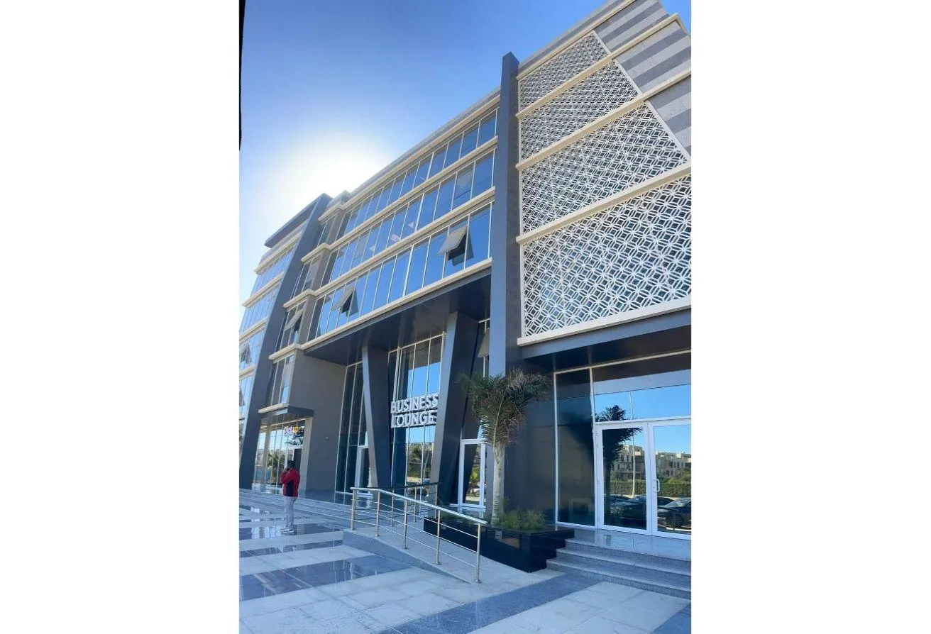 Sale in Azad: Ready to move office in Azad in front of the AUC