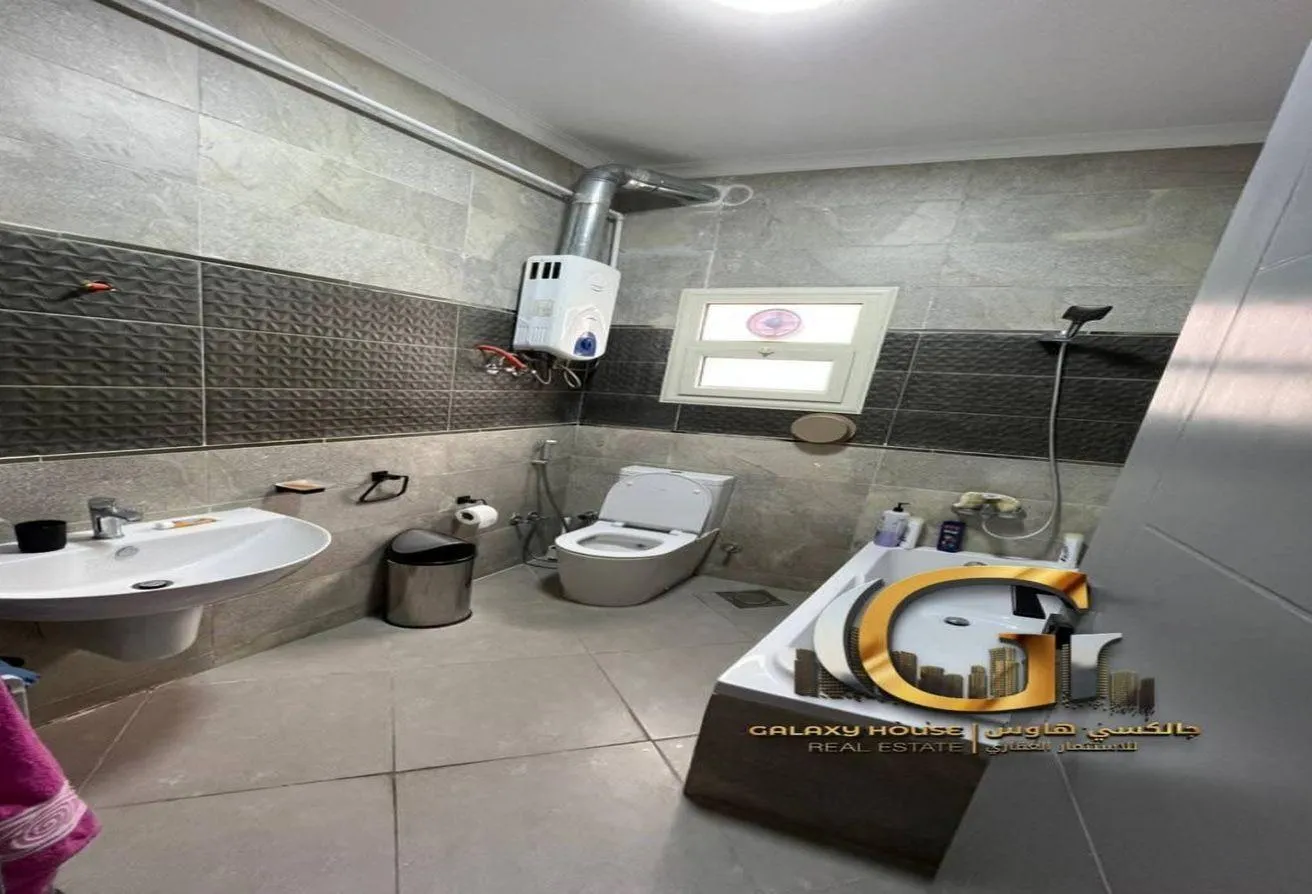 Sale in 1st Neighborhood: المنطقة الاولى185م تشطيب الترا سوبر لوكس دور تامي