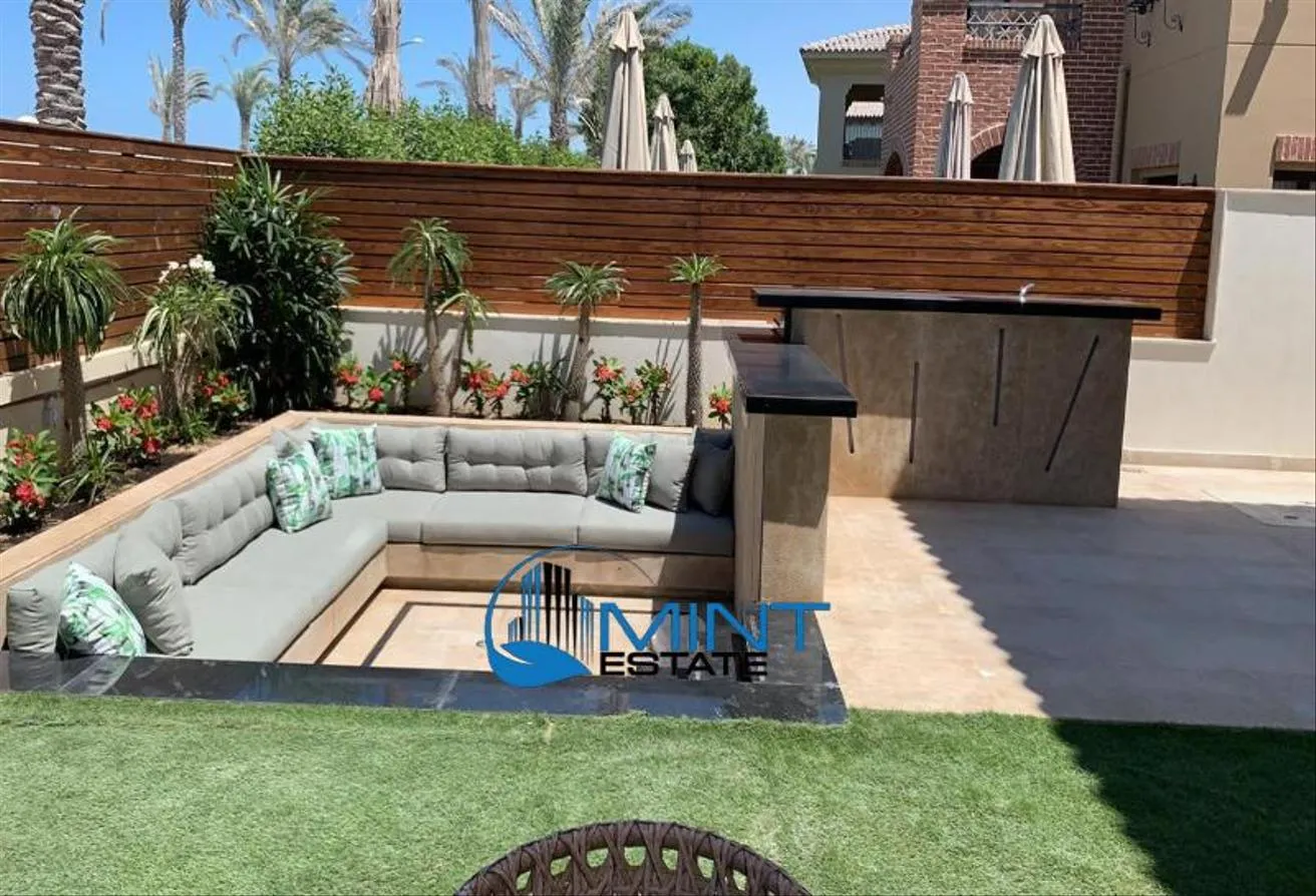 Sale in Marassi: Villa Prime Location in Marassi View lake and golf