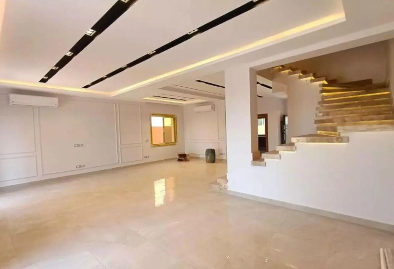 Rent in Royal Meadows: for rent Townhouse Corner at Royal Meadows