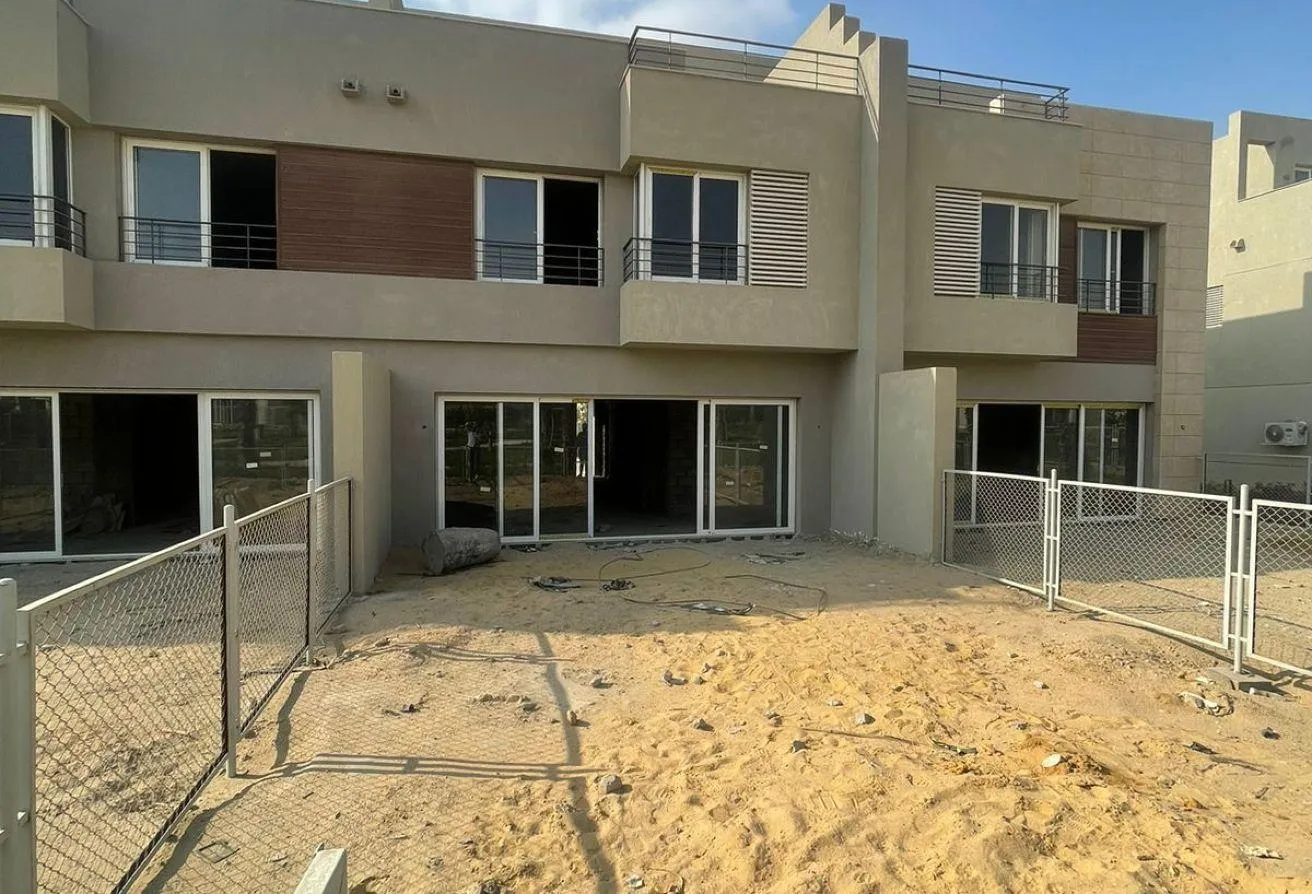 Sale in The Crown: Townhouse Middle for Sale - The Crown