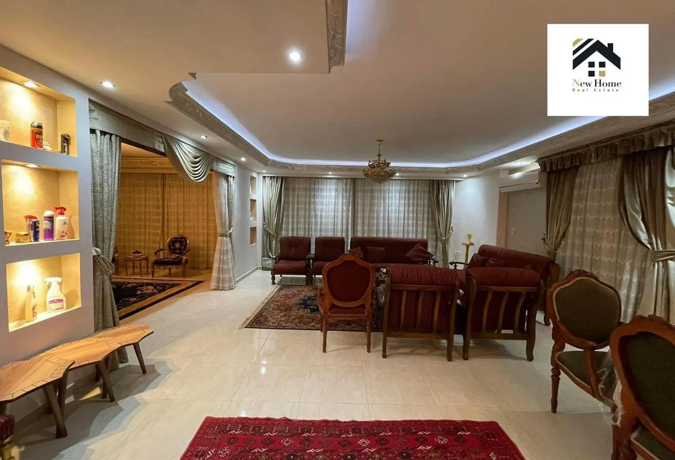 Sale in 5th District: شقة 230 م في الحي الخامس أكتوبر قريبة من الحصــري