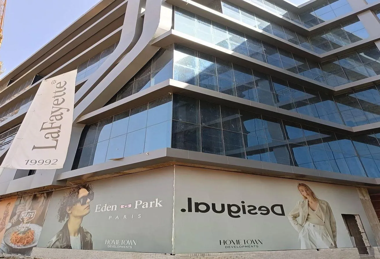 Sale in Lafayette mall: Ground floor shops in Lafayette