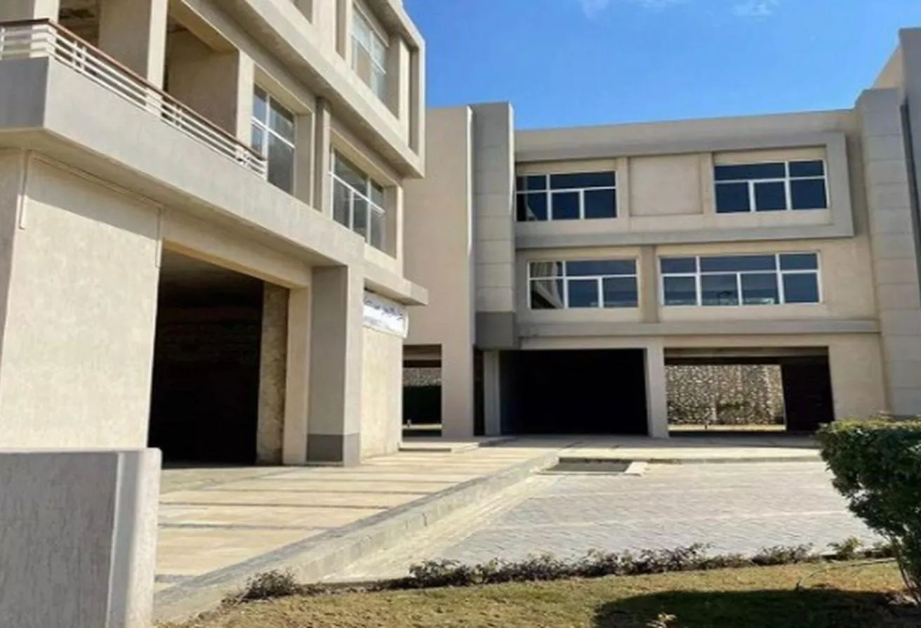 Sale in Al Karma 4: Lowest price Ready to move clinic in Sheikh Zayed