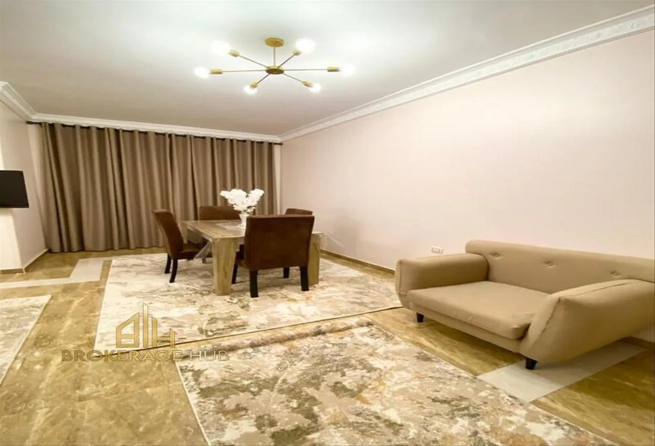 Rent in Mostashareen: شقة للإيجار دور كامل في المستثمرين الجنوبية