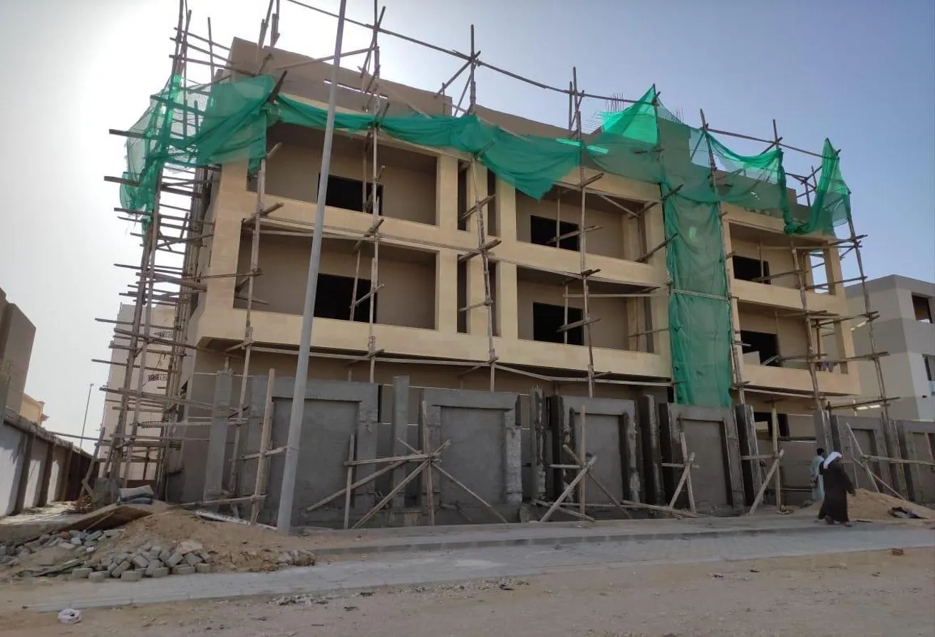 Sale in West Golf: شقة رائعة نصف تشطيب أمتداد غرب الجولف