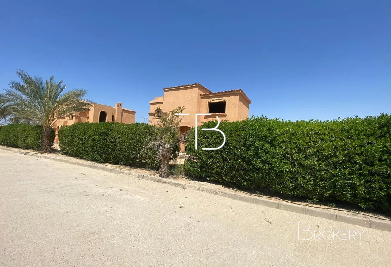 Sale in Wadi Al Nakhil: Wadi Al Nakhi villa zone near the gate 1000 m land