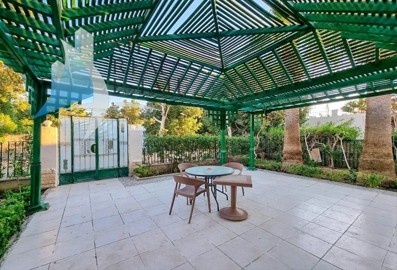 Sale in Touristic Center: Well-maintained villa in Touristic center