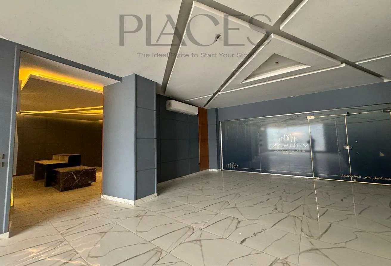 Rent in V90: مكتب ادارى مرخص مبني ادارى 135 م للشركات