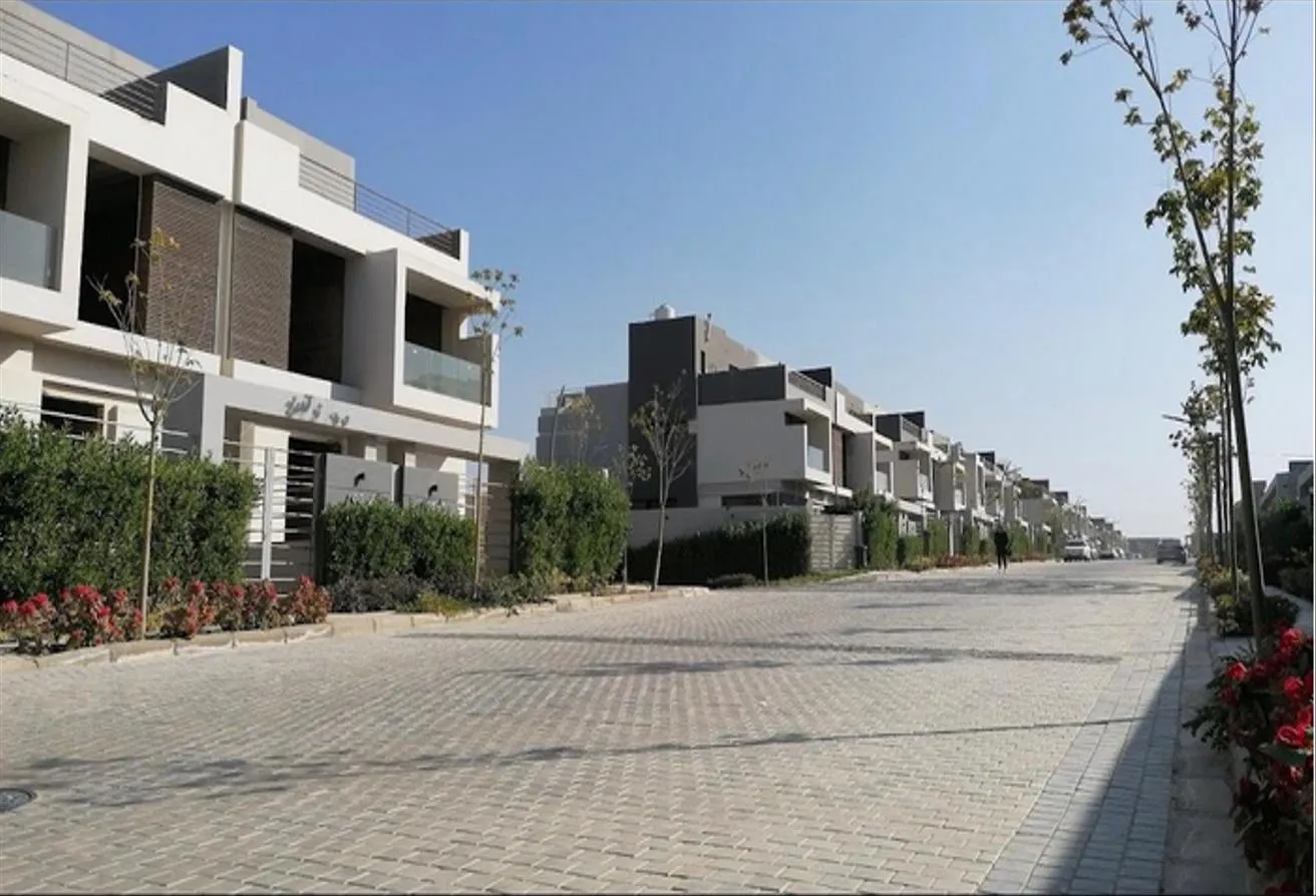 Sale in Patio Al Zahraa: للبيع توين هاوس 260م كمبوند باتيو الزهراء لافيستا