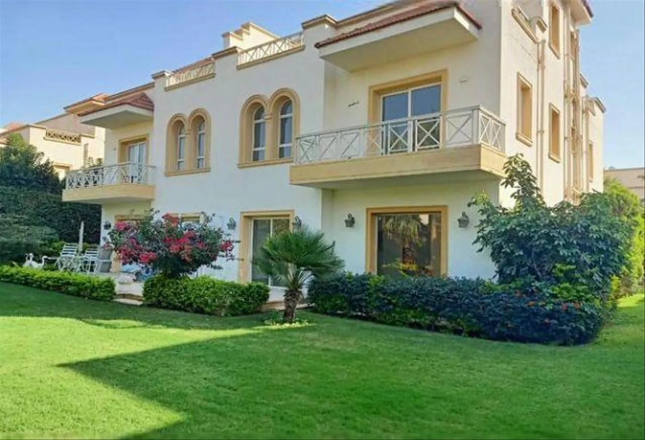 Rent in Greens: فيلا للايجار كمبوند جرينز بالمطبخ والتكييفات بزايد