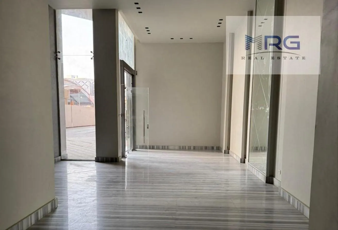 Rent in Katameya Gate: Commercial mall with a distinctive view in Garden