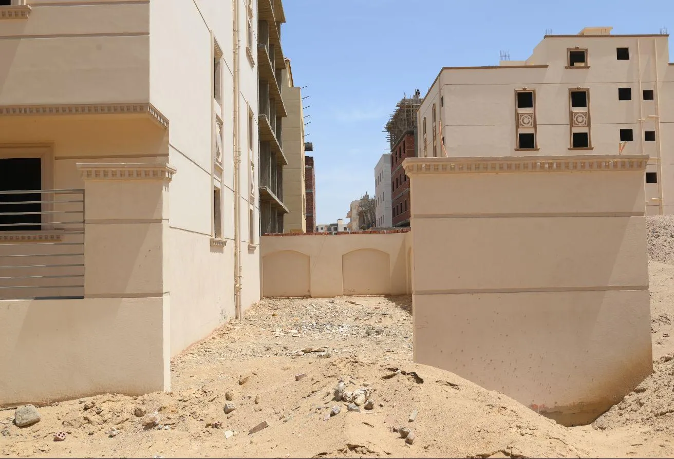 Sale in Beit Alwatan: تاني نمرة من محور جمال عبد الناصر بشمال النادي