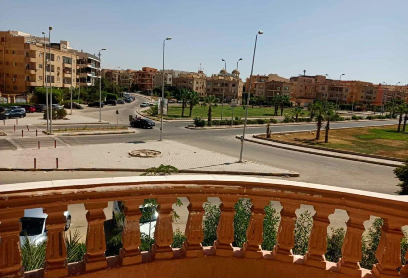 Rent in 8th District: شقة للايجار في الشيخ زايد الحي الثامن مجاورة اولي 