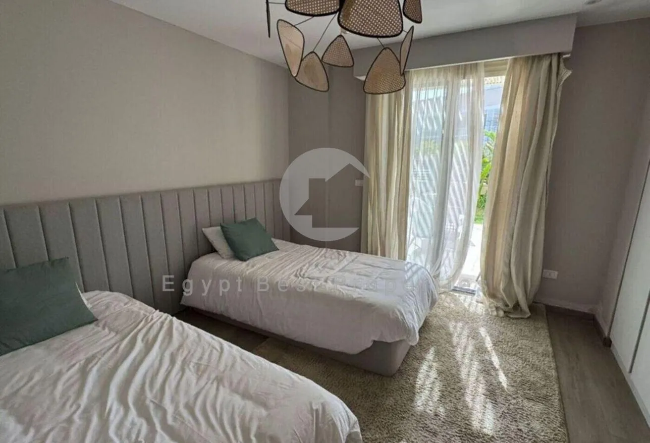 البيع في فيلدج ويست: 10 % استلام بعد سنه فيلا في Village west Doraa 