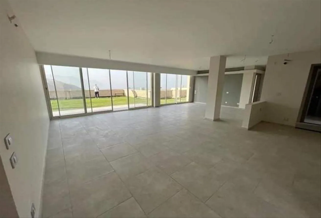 Sale in Silver Sands: Vila First Row Sea View For Sale in Silver Sands