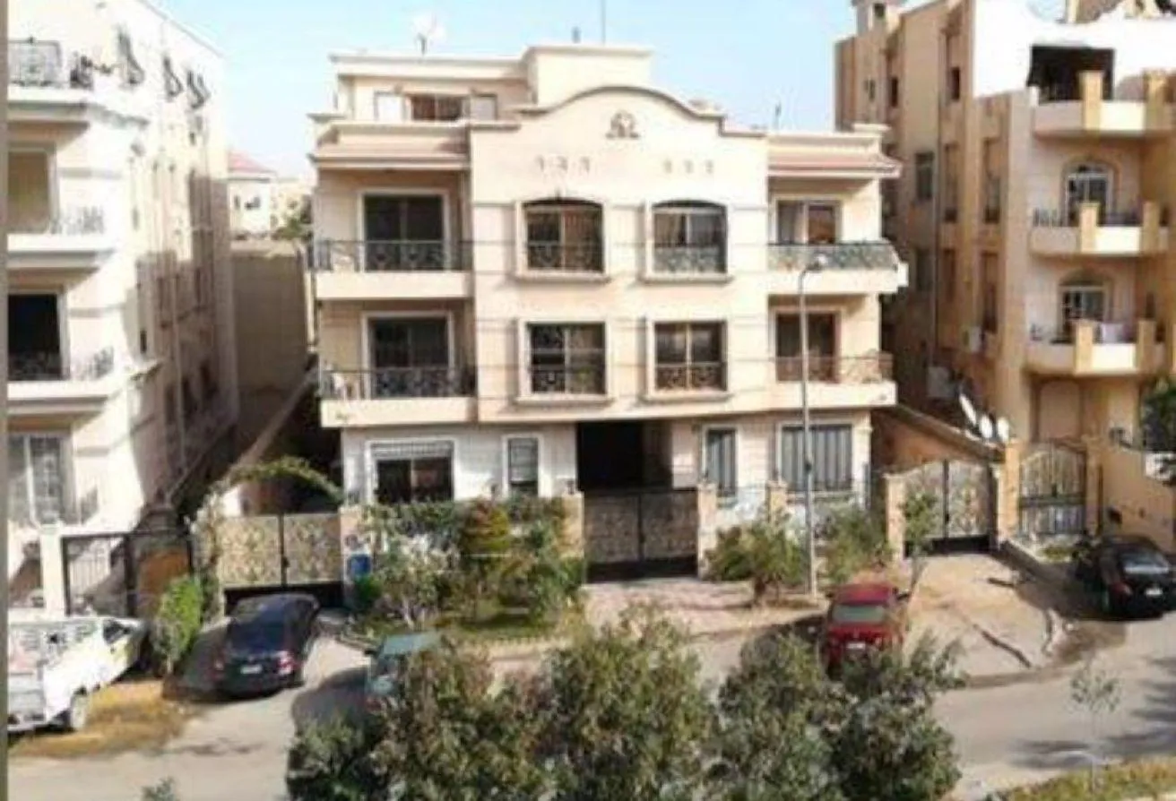 البيع في زهرة التجمع:  ريسبشن واسع (4 قطع) شقة للبيع جنوب الأكاديمية  