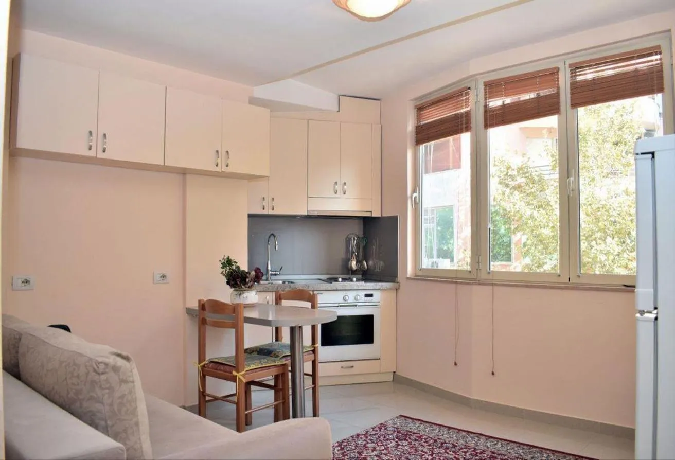 Rent in Beverly Hills Road: Studio for rent, Beverly Hills Compound, Furnished