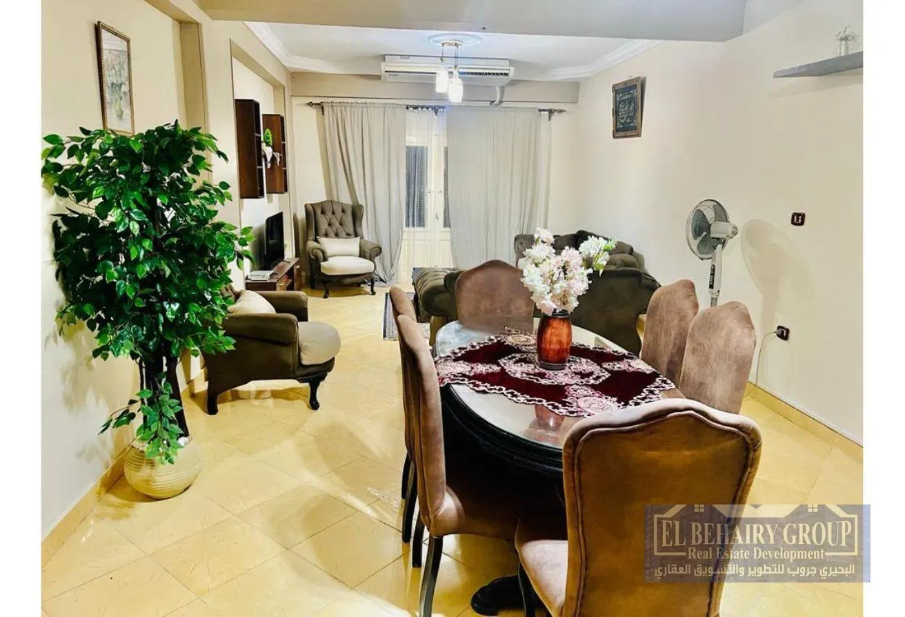 Rent in The 1st Settlement: شقة للايجار في التجمع لاول منطقة الفيلات