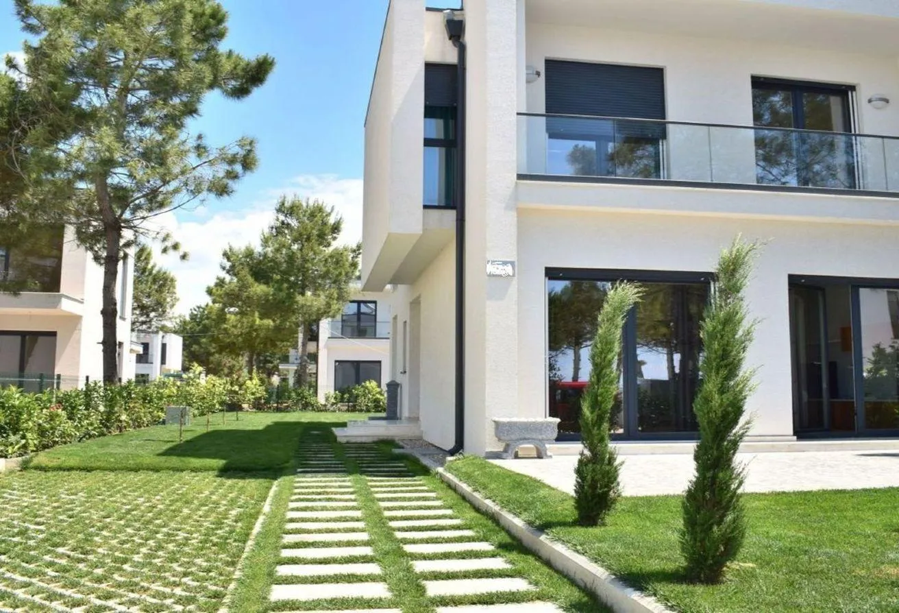 Rent in The Courtyard: Court yard, Townhouses for rent in Sheikh Zayed
