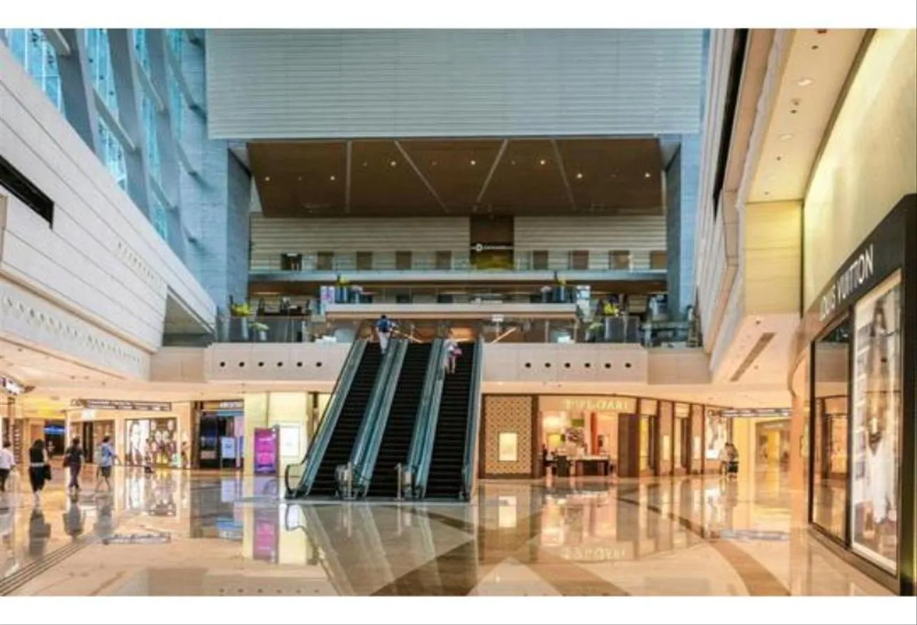 Sale in Obour City: محل تجاري  للبيع 5 سنوات تقسيط في تراث مول