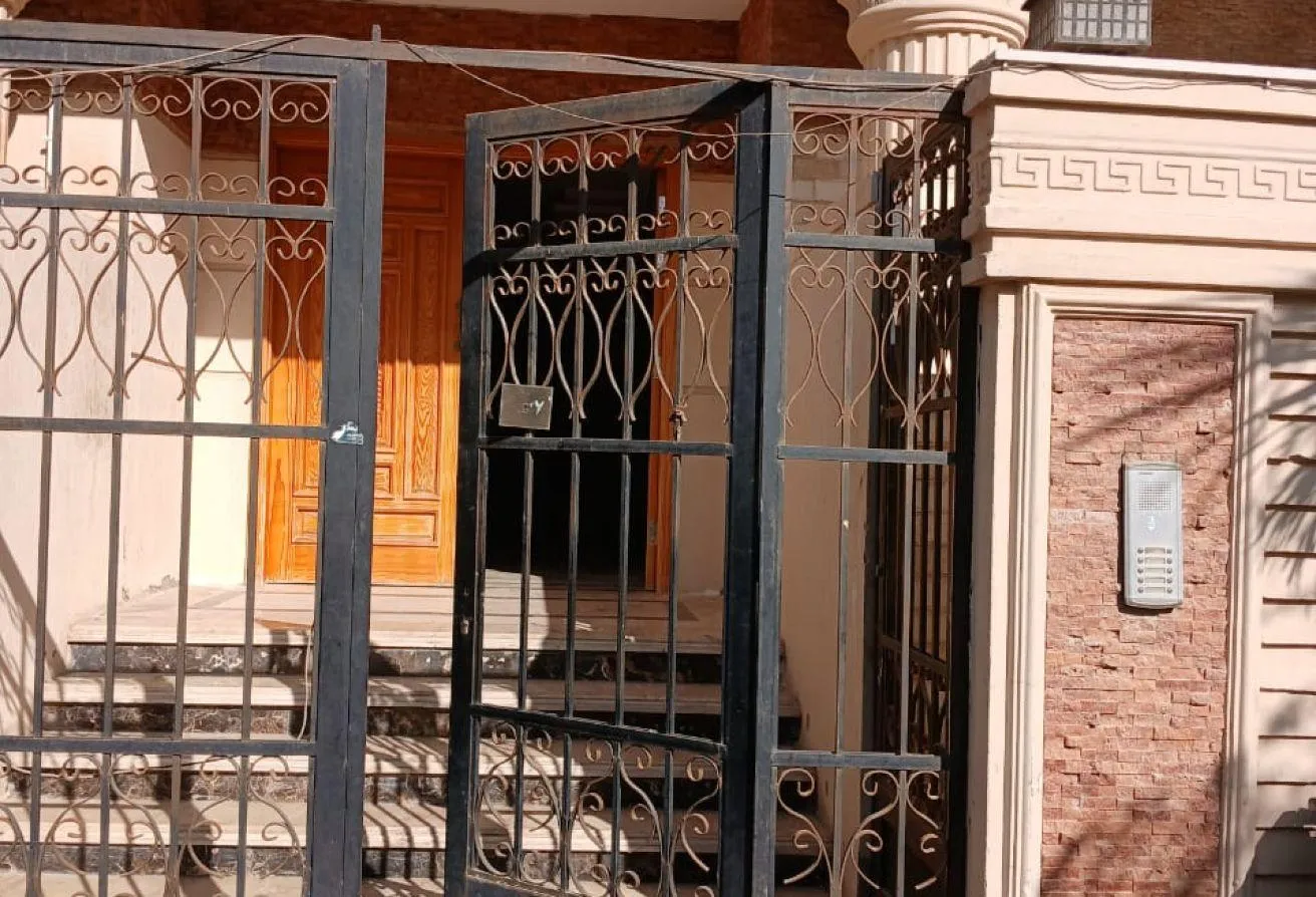 Sale in El Banafseg 10: شقة للبيع 180م في التجمع الأول  البنفسج 10 فيلات