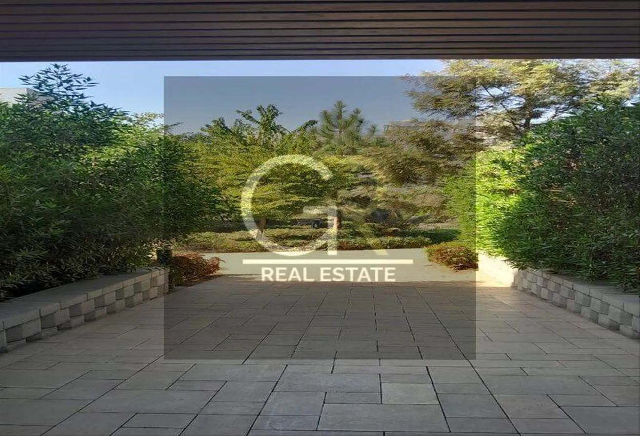 Sale in Aeon: For Sale Apartment with garden in Courtyard-aeon